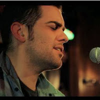 Álex Escribano la voz