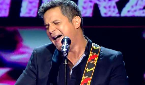 Alejandro Sanz canta con su equipo Desde Cuando