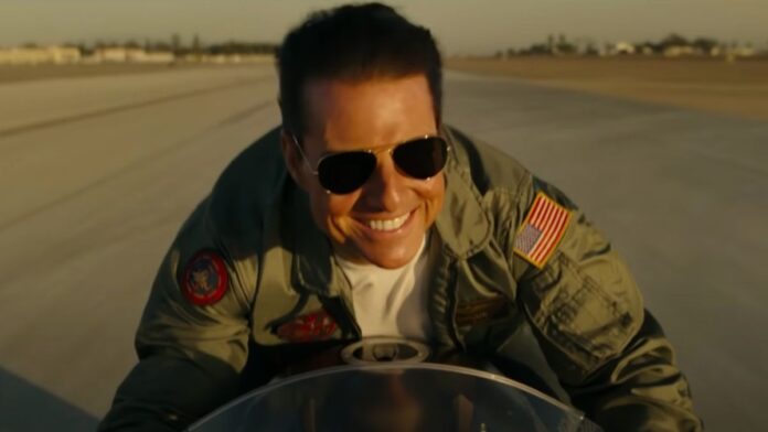 Jerry Bruckheimer prestó a Tom Cruise un accesorio icónico de Top Gun para Maverick, pero lo recuperó de manera divertida el día que terminó la filmación
