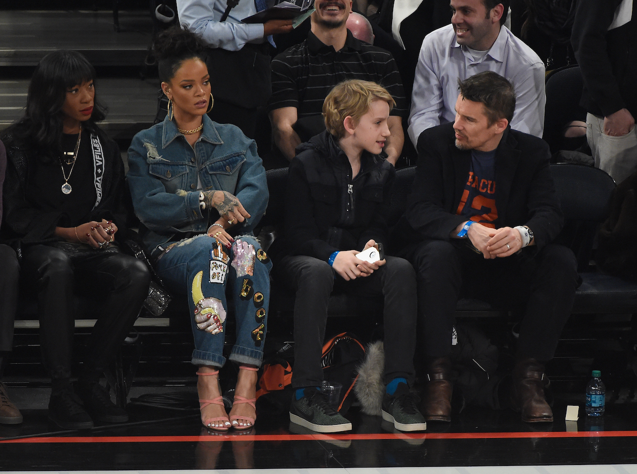 Rihanna y Ethan Hawke en un partido de baloncesto en 2015